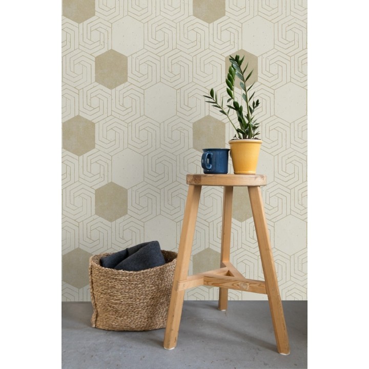Papel pintado geométrico hexagonal color aluminio dorado fondo beige pálido mate - Kendal 679827