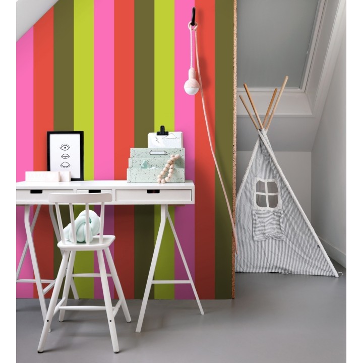 Papel pintado de rayas color verde rosa rojo y caqui - Hugo Stripes 681802