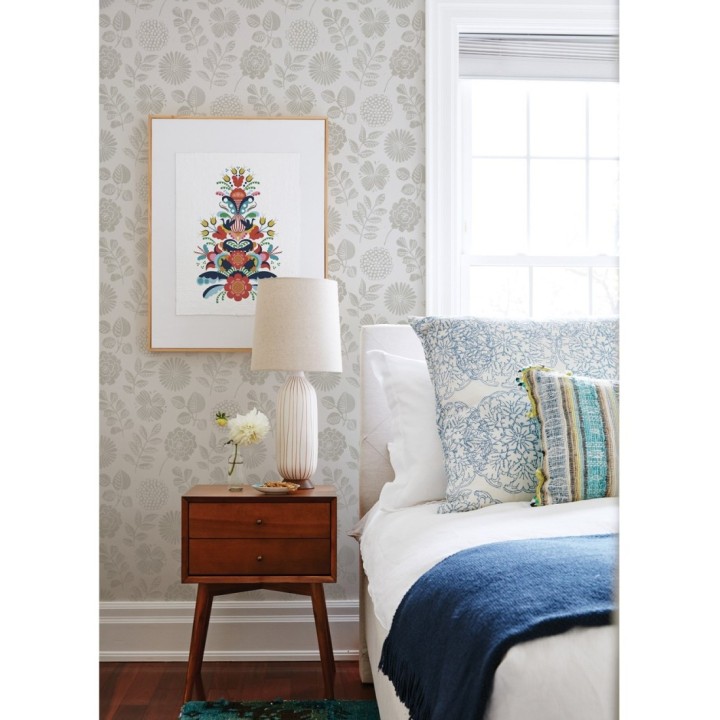 Papel pintado de flores y hojas color gris claro cálido - Charlize 682070