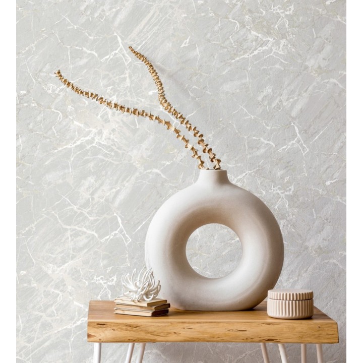 Papel pintado de mármol gris claro con betas color champagne metalizado - Bertoni 682383