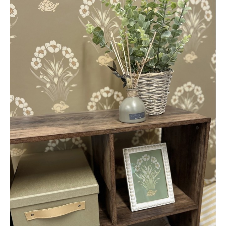 Papel pintado de flores conejos y tortugas estilo country fondo marrón topo medio - Fiona Flowers 682851