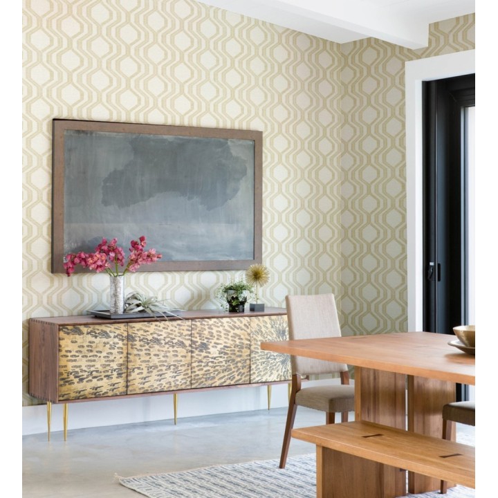 Papel pintado con diseño de hexágonos texturizados en tonos dorados y blanco roto - Hexagon Harmony 683073