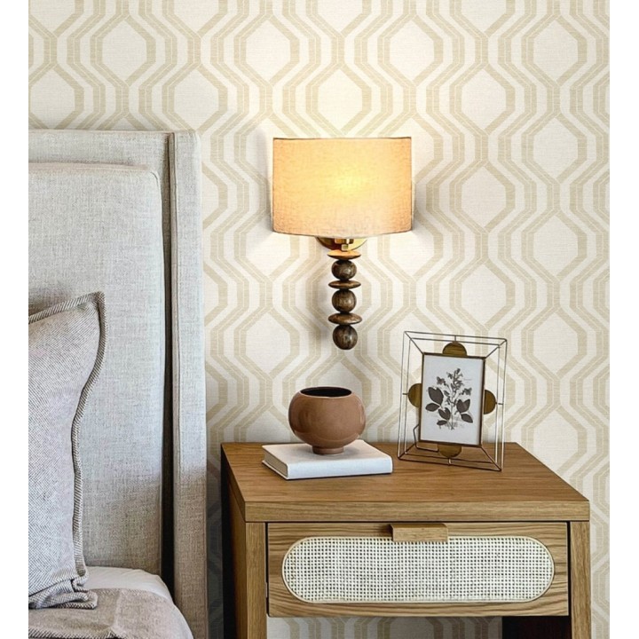 Papel pintado con diseño de hexágonos texturizados en tonos dorados y blanco roto - Hexagon Harmony 683073