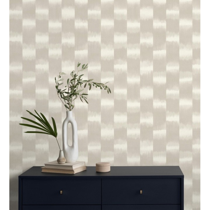 Papel pintado de rayas difuminadas con textura estilo Ikat tonos beige tostado - Nebula Glow 683087