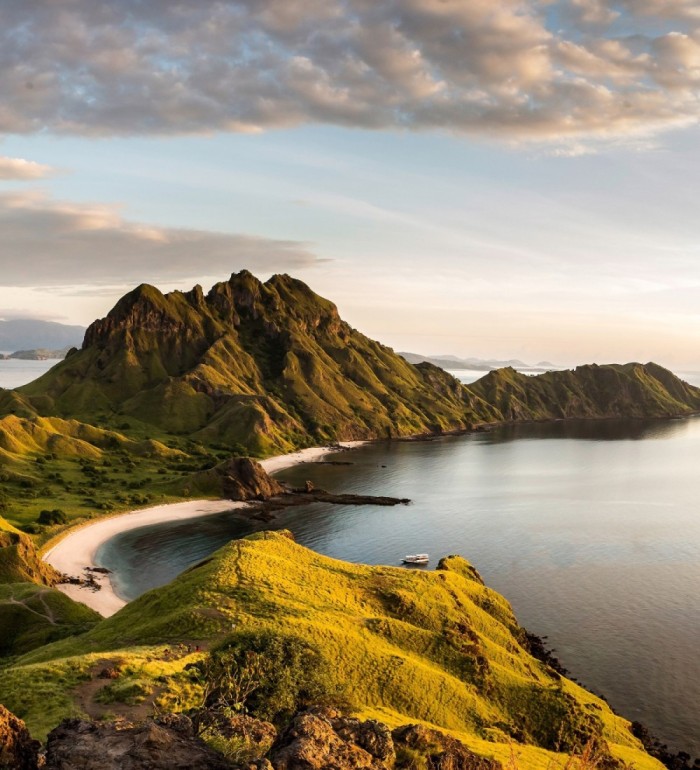 Papel pintado mural paisaje de montaña y costa serena - Nature Haven 683202