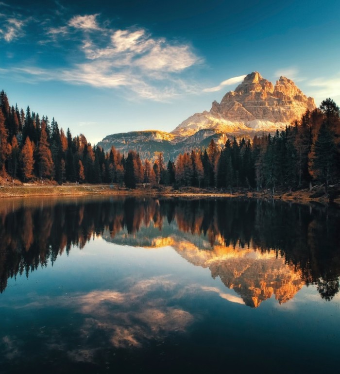 Papel pintado mural de escena de naturaleza con montaña y lago reflejando el paisaje - Nature Haven 683203