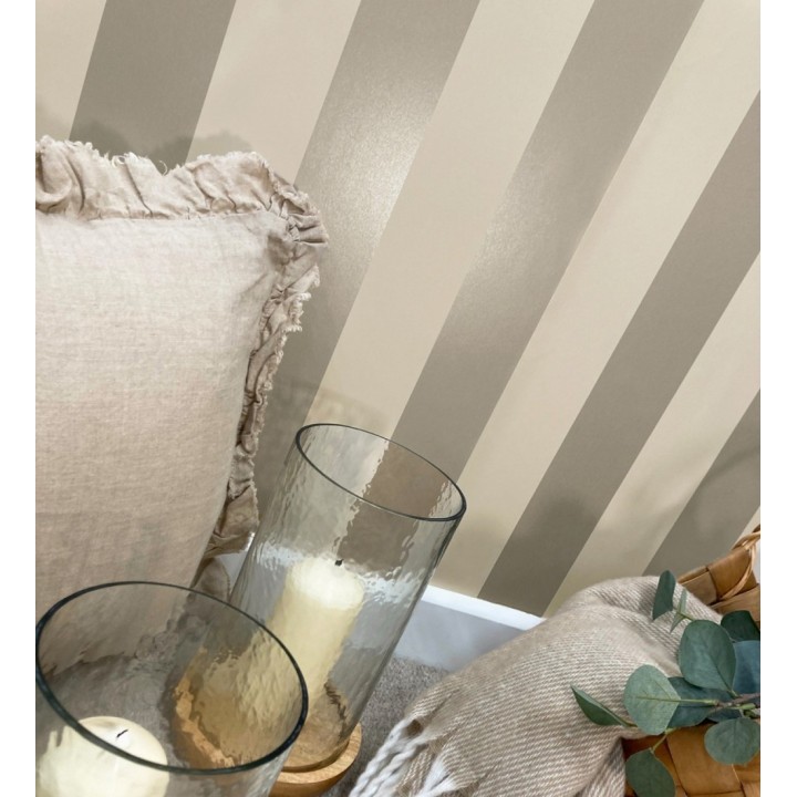 Papel pintado de rayas color beige nacarado con estilo refinado y atemporal - Chelsea Stripes 683349