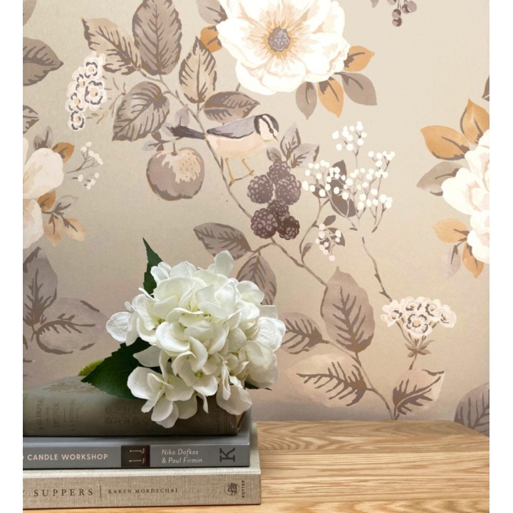 Papel pintado con diseño floral y pájaros estilo vintage fondo beige - Caramel Rose 683361