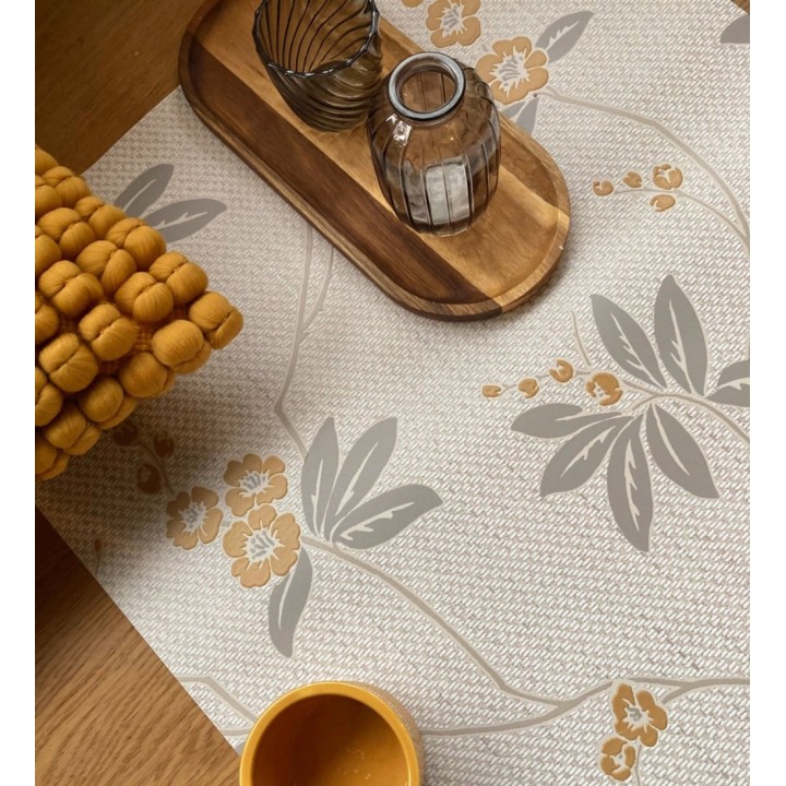 Papel pintado con flores sutiles ocre sobre un fondo trenzado de arpillera - Miranda Flowers 683368