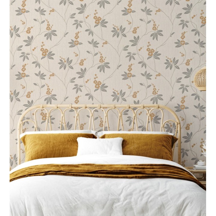 Papel pintado con flores sutiles ocre sobre un fondo trenzado de arpillera - Miranda Flowers 683368