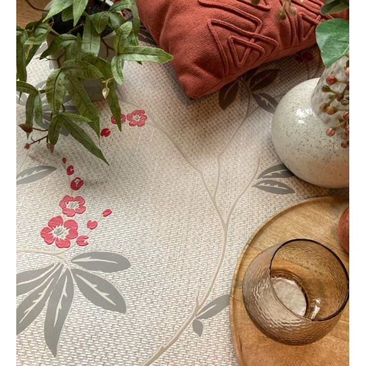 Papel pintado con flores sutiles rojas sobre un fondo trenzado de arpillera - Miranda Flowers 683369