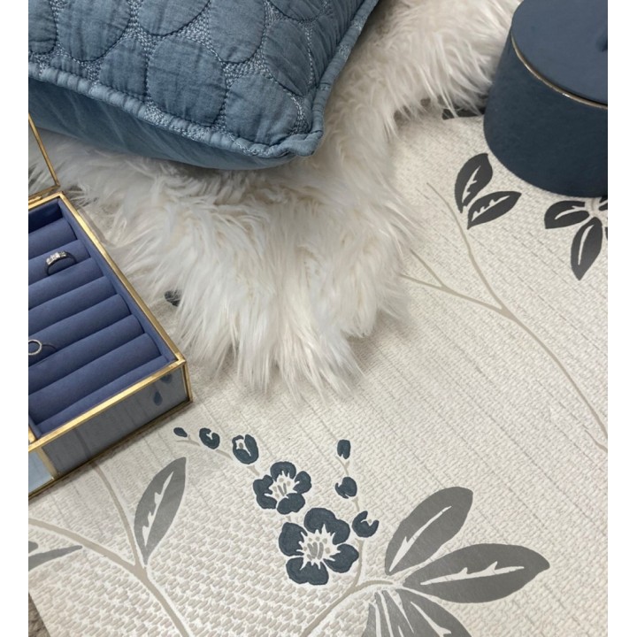 Papel pintado con flores sutiles azules sobre un fondo trenzado de arpillera - Miranda Flowers 683370