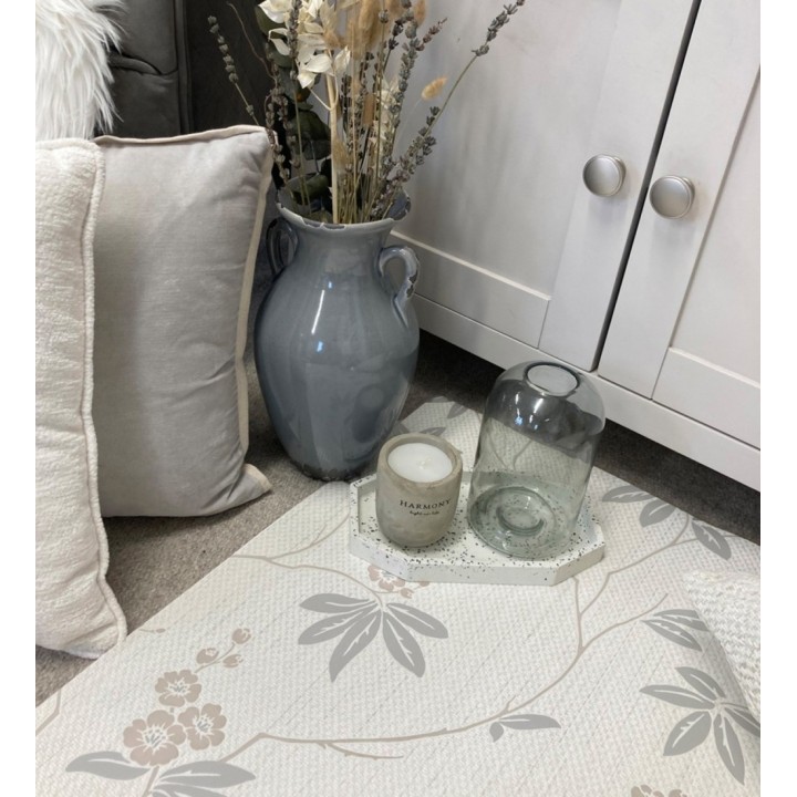 Papel pintado con flores sutiles beige sobre un fondo trenzado de arpillera - Miranda Flowers 683371