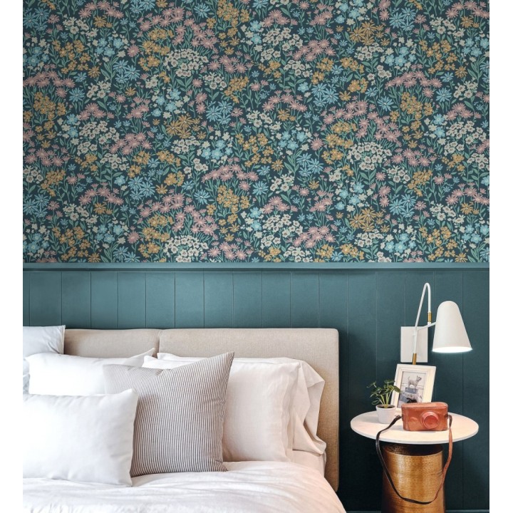 Papel pintado de flores celeste ocre malva sobre fondo azul oscuro con textura - Spring Melody 683420