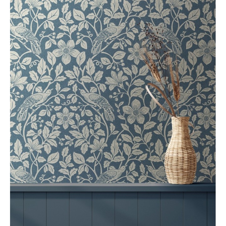 Papel pintado de aves exóticas entre follaje delicado tonos azules y beige - Hampton Birds 683425