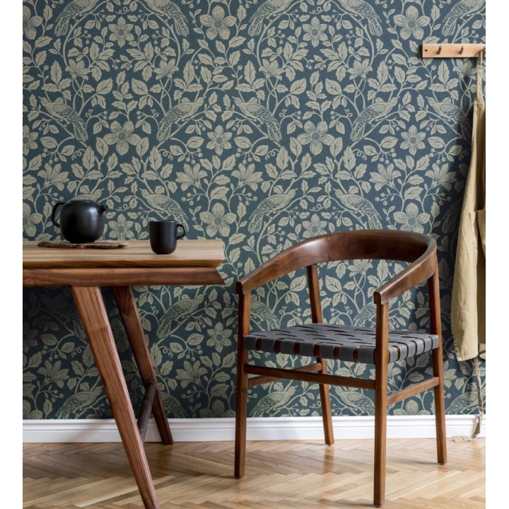 Papel pintado de aves exóticas entre follaje delicado tonos azules y beige - Hampton Birds 683425