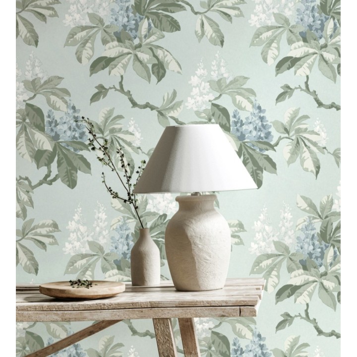 Papel pintado de ramas con hojas verdes y flores azules elegantes fondo agua marina - Blooming Serenade 683426