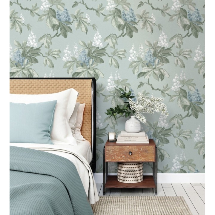 Papel pintado de ramas con hojas verdes y flores azules elegantes fondo agua marina - Blooming Serenade 683426