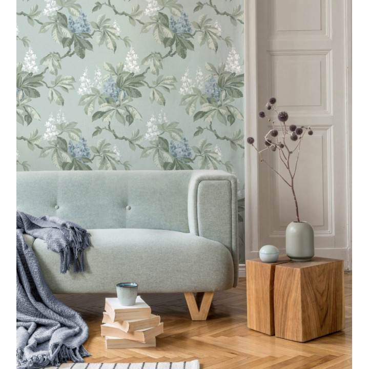 Papel pintado de ramas con hojas verdes y flores azules elegantes fondo agua marina - Blooming Serenade 683426