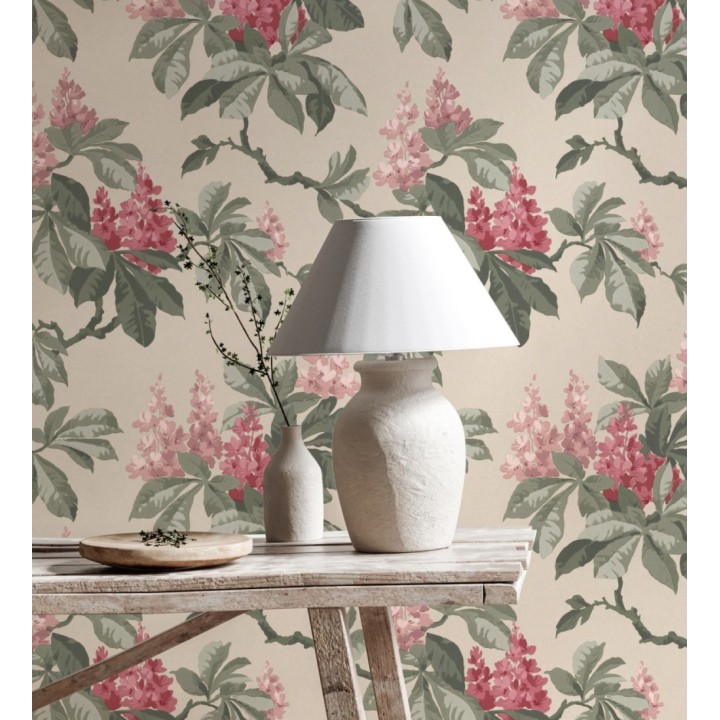 Papel pintado de ramas con hojas verdes y flores rojas elegantes fondo beige claro - Blooming Serenade 683429