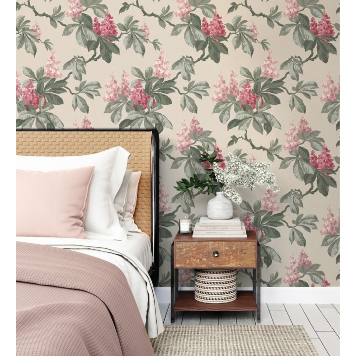 Papel pintado de ramas con hojas verdes y flores rojas elegantes fondo beige claro - Blooming Serenade 683429