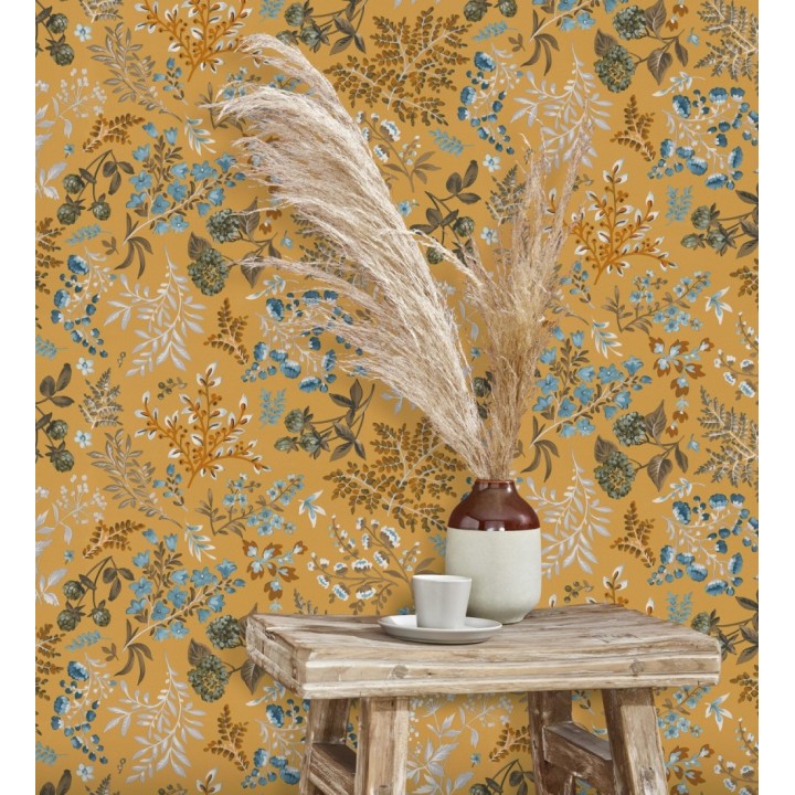 Papel pintado con motivos botánicos de flores y hojas en fondo ocre y mostaza - Winter Garden 683475