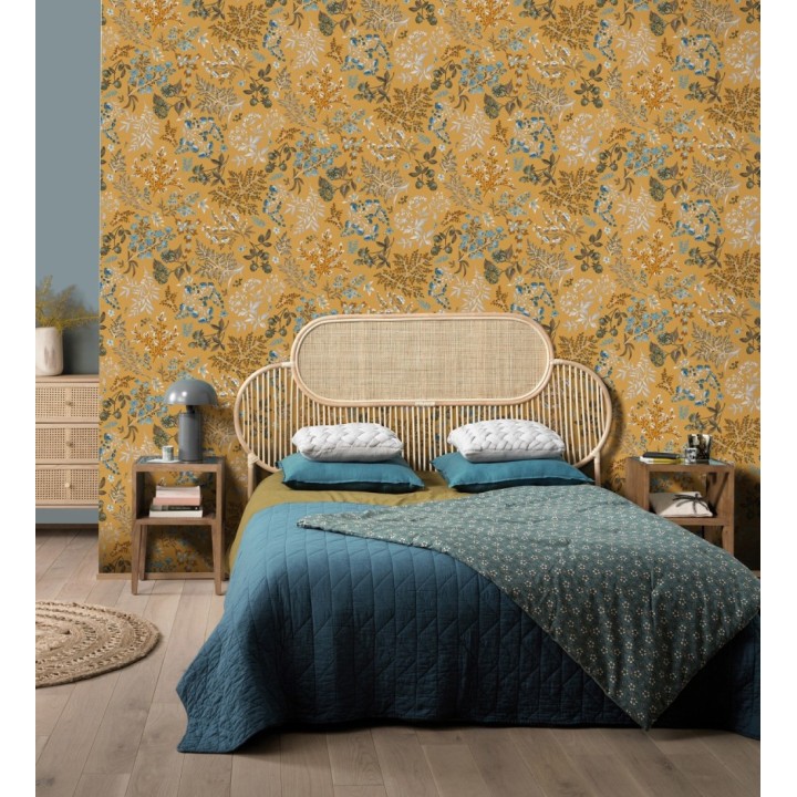 Papel pintado con motivos botánicos de flores y hojas en fondo ocre y mostaza - Winter Garden 683475