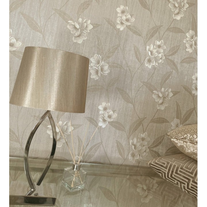 Papel pintado de flores beige fondo efecto textil en relieve tonos camel - Evelyn Grace 683577