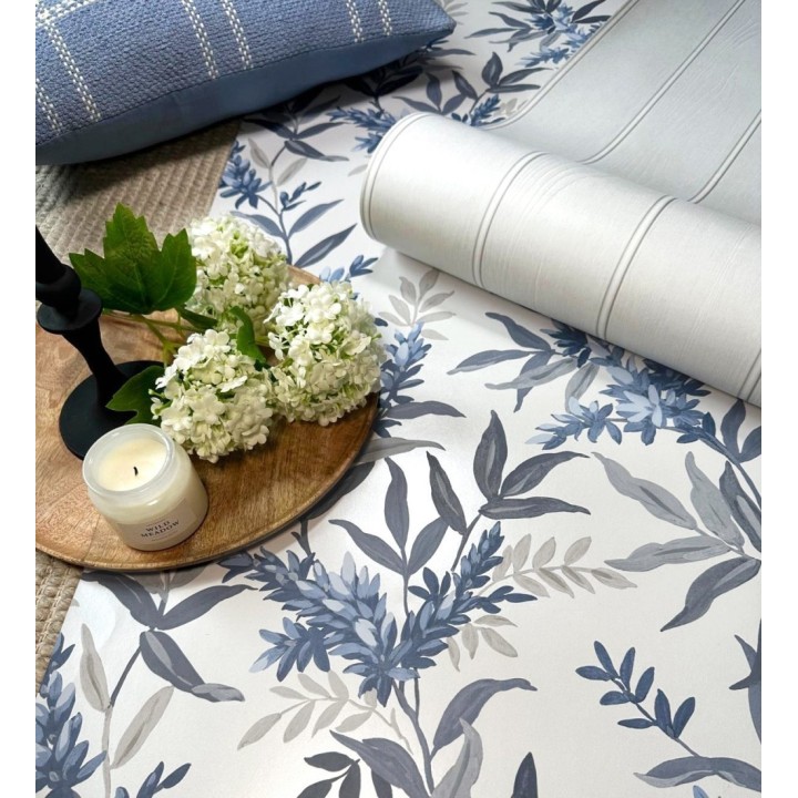 Papel pintado floral con hojas y ramas elegantes con tonos azules - Lily Garden 683579