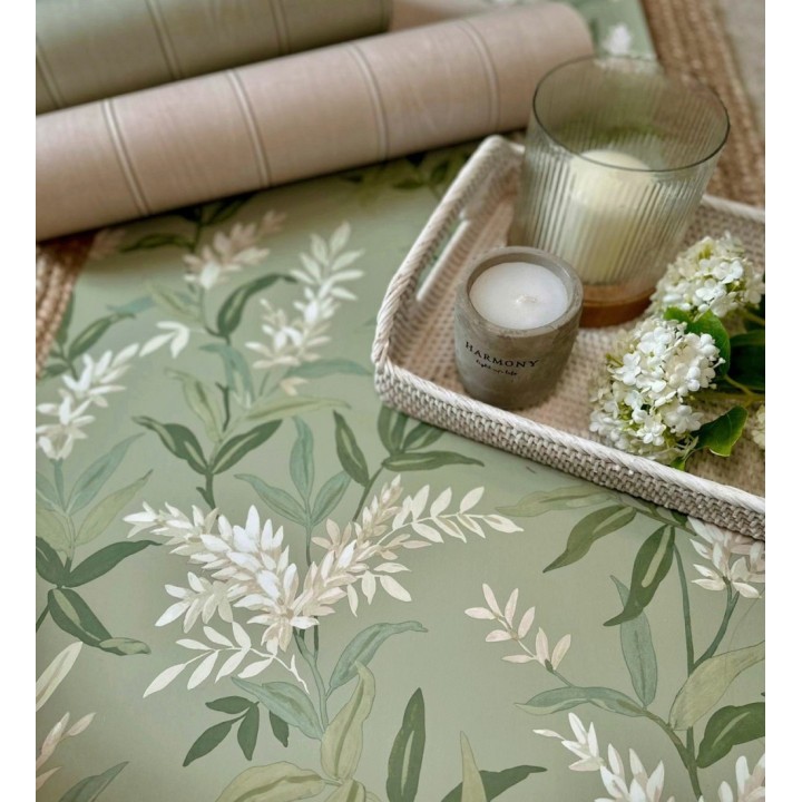 Papel pintado floral con hojas y ramas elegantes con tonos verdes - Lily Garden 683581