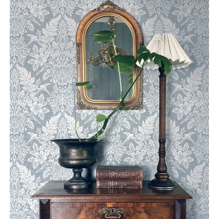 Papel pintado damasco artístico con flores y pájaros fondo azul glaciar - Charlotte Heritage 683662