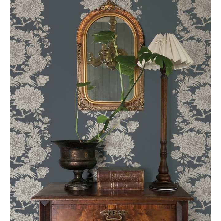 Papel pintado ornamental de flores perfiladas en plata fondo azul - Montrose Grand 683681