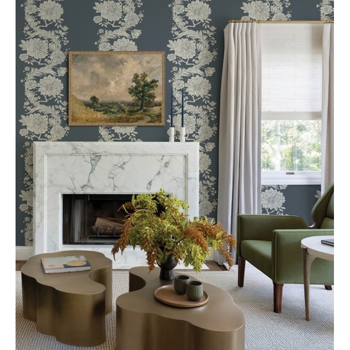 Papel pintado ornamental de flores perfiladas en plata fondo azul - Montrose Grand 683681