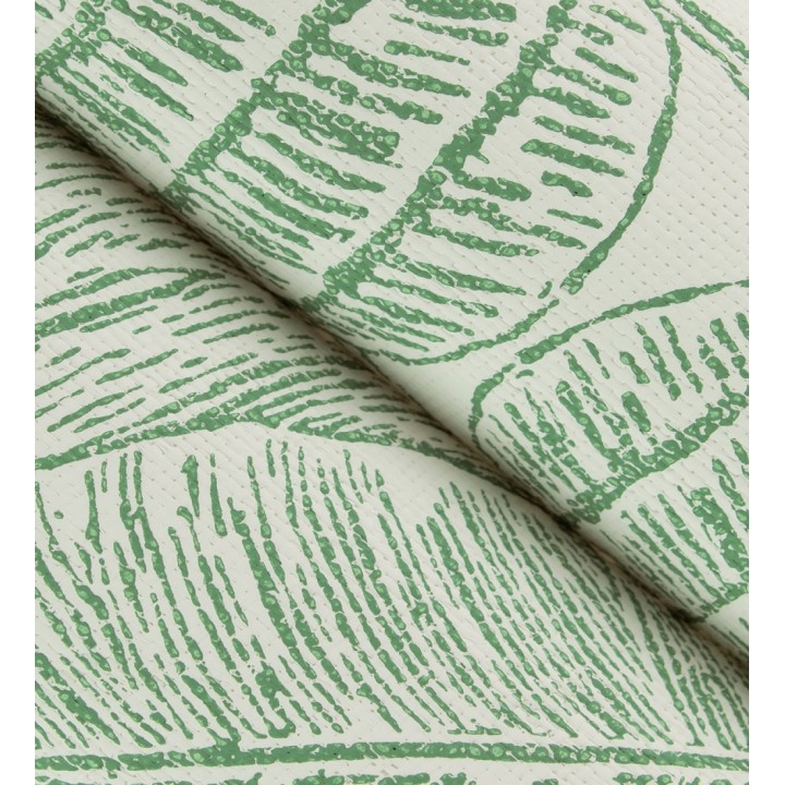 Papel pintado hojas de selva color verde sobre fondo tejido en fibras vegetales - Midnight Palms 683815