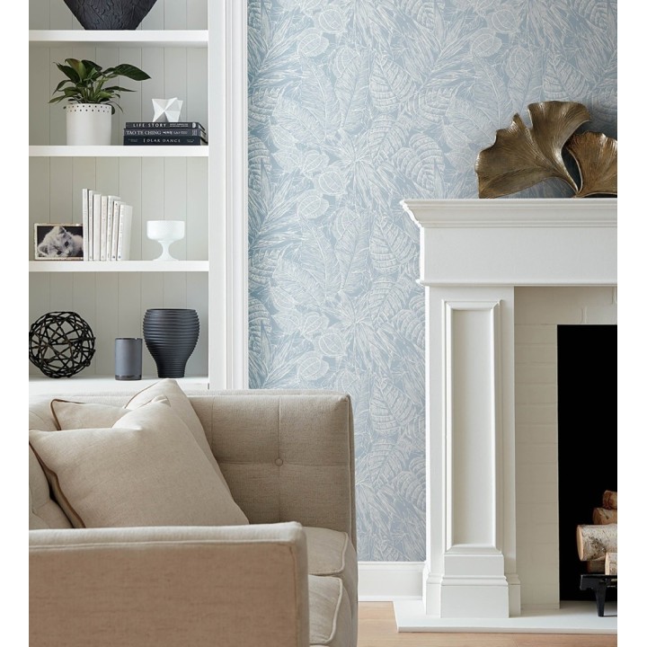 Papel pintado hojas de selva color azul sobre fondo tejido en fibras vegetales - Midnight Palms 683818