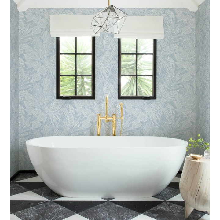 Papel pintado hojas de selva color azul sobre fondo tejido en fibras vegetales - Midnight Palms 683818