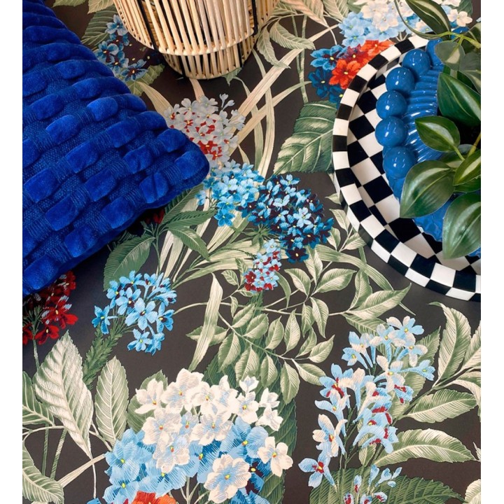 Papel pintado jardín botánico con ramillete de flores azules y rojas - Medellin Overgrown 684224