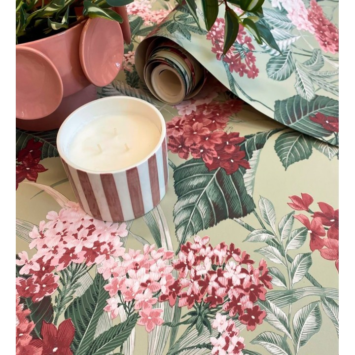 Papel pintado jardín botánico con ramillete de flores rosa y magenta - Medellin Overgrown 684225