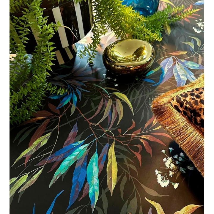 Papel pintado de selva exuberante con hojas fondo oscuro - Zora Enchanted 684231