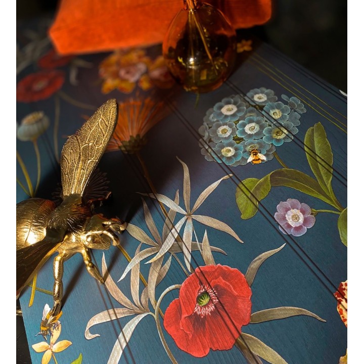 Papel pintado flores botánicas sobre maderas azules amapolas rojas - Bidasoa Sunlit 684242