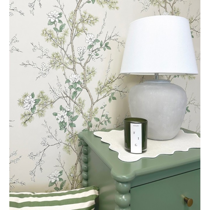 Papel pintado de naturaleza zen con flores y pino oriental fondo crema - Adachi Blossom 684251