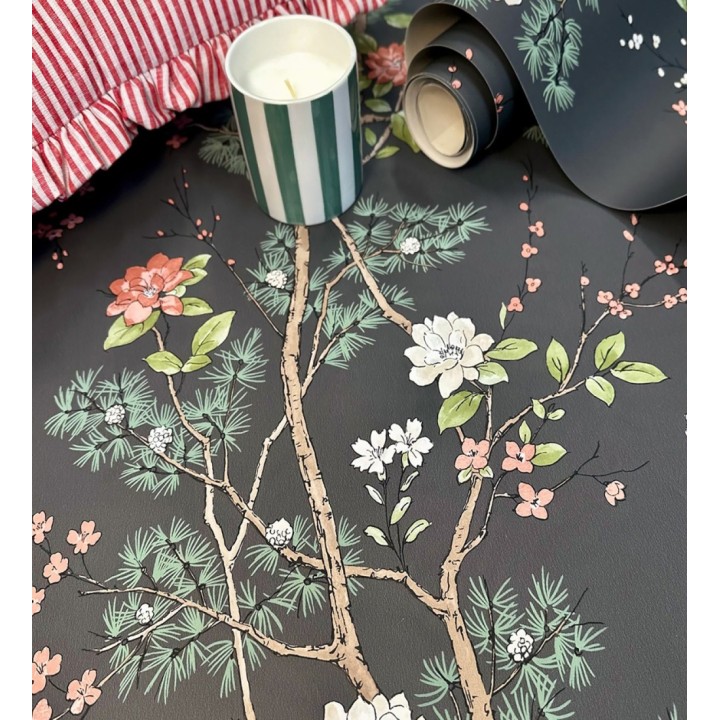Papel pintado de naturaleza zen con flores y pino oriental fondo negro - Adachi Blossom 684252