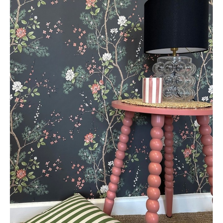 Papel pintado de naturaleza zen con flores y pino oriental fondo negro - Adachi Blossom 684252