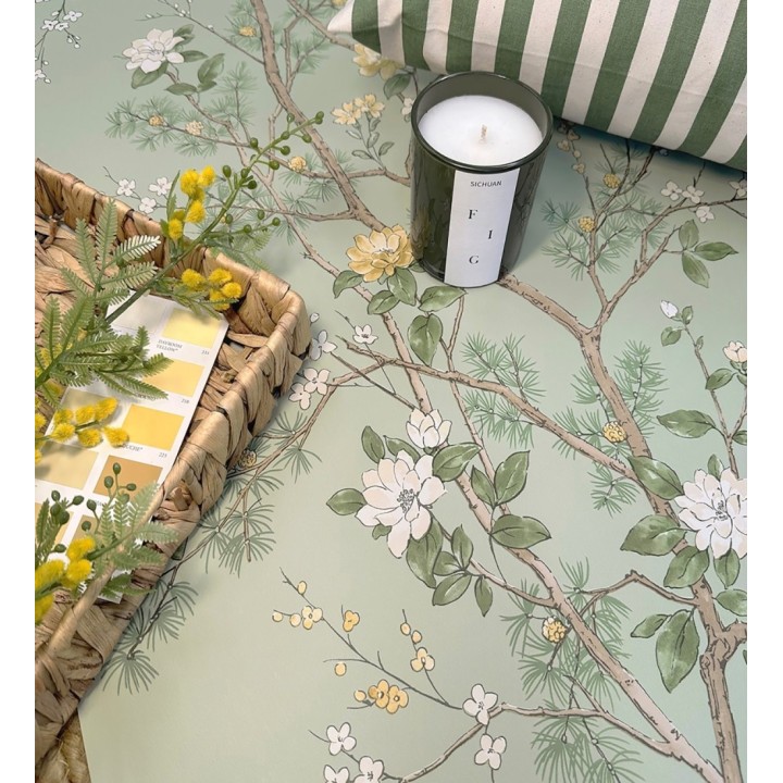 Papel pintado de naturaleza zen con flores y pino oriental fondo verde - Adachi Blossom 684253
