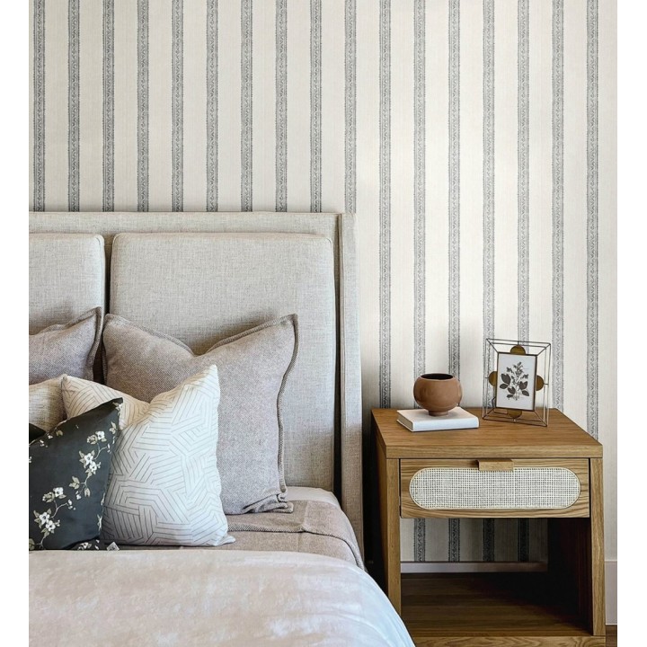 Papel pintado texturizado de rayas elegantes con grecas grises - Tisbury Pinstripe 684279