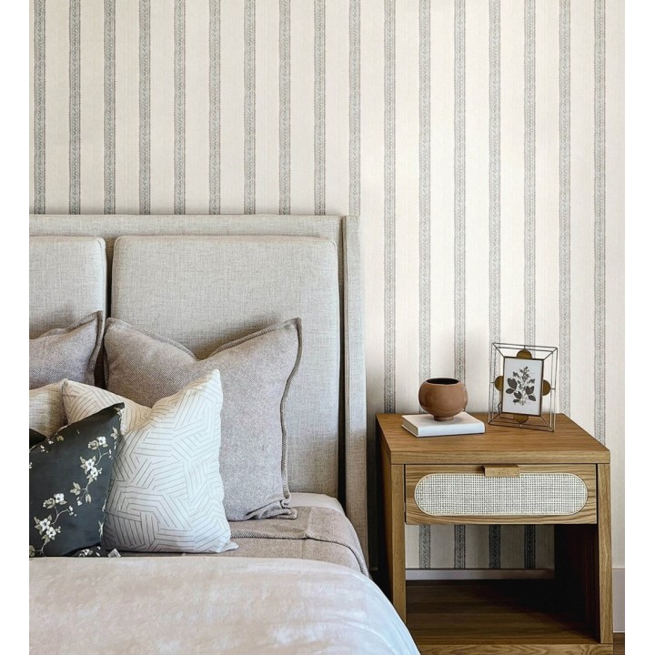 Papel pintado texturizado de rayas elegantes con grecas cian - Tisbury Pinstripe 684280