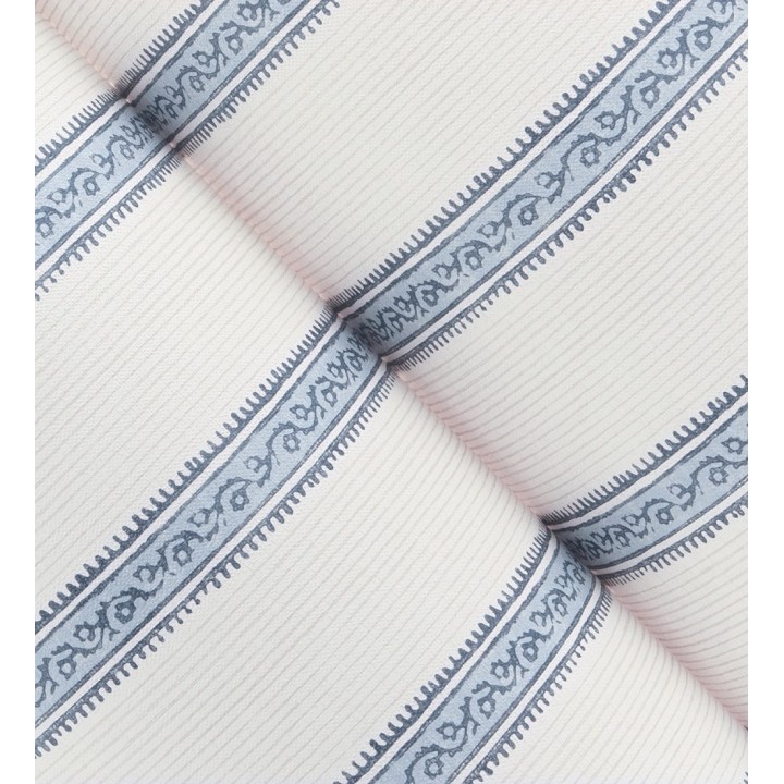 Papel pintado texturizado de rayas elegantes con grecas azules - Tisbury Pinstripe 684281