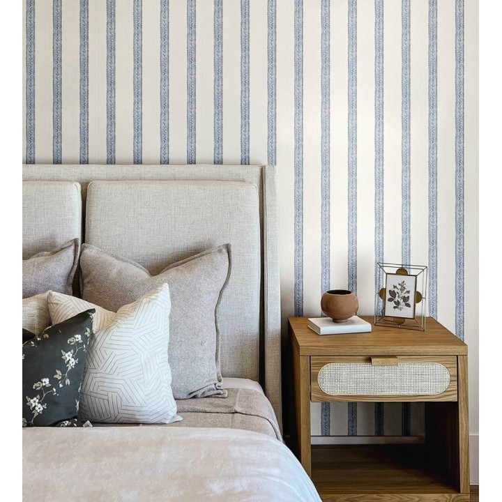Papel pintado texturizado de rayas elegantes con grecas azules - Tisbury Pinstripe 684281