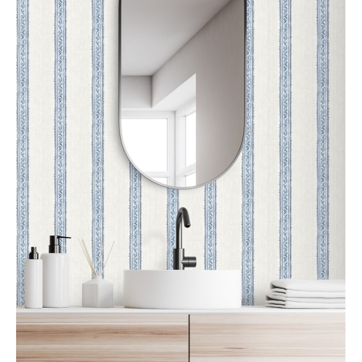Papel pintado texturizado de rayas elegantes con grecas azules - Tisbury Pinstripe 684281