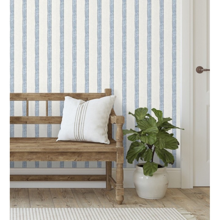 Papel pintado texturizado de rayas elegantes con grecas azules - Tisbury Pinstripe 684281